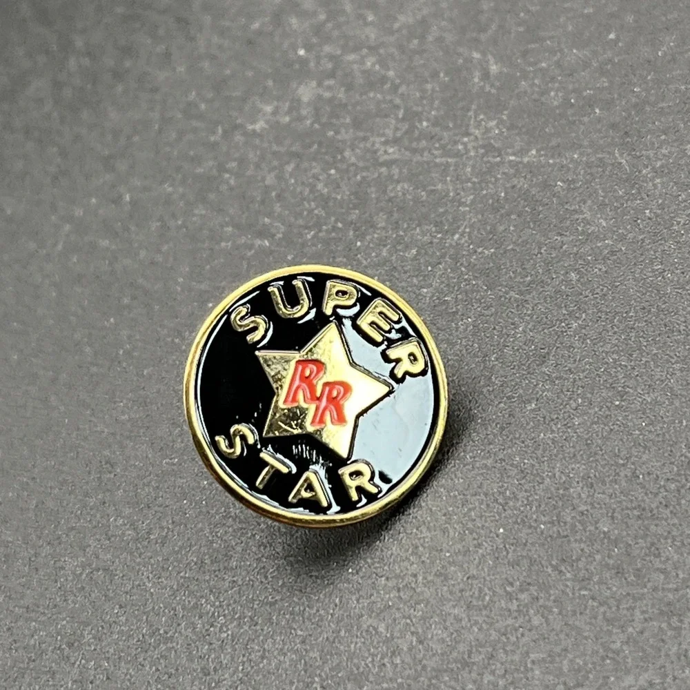 Red Robin Super Star Burger‎ Restaurant Employee Lapel Hat Pin Black
